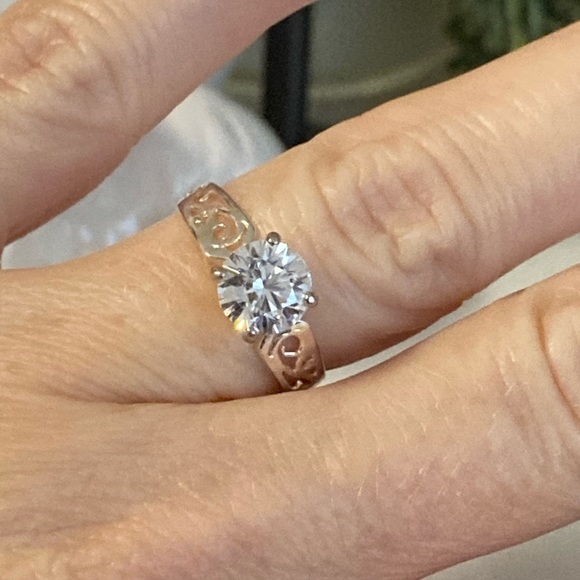 Round solitaire ring - Picture 2 of 12